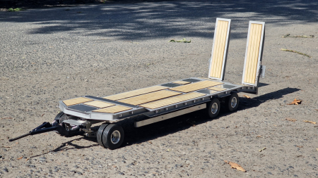 Preview: FM 3-Achs-Tiefladeanhänger mit abgesetztem Plateau 1:14